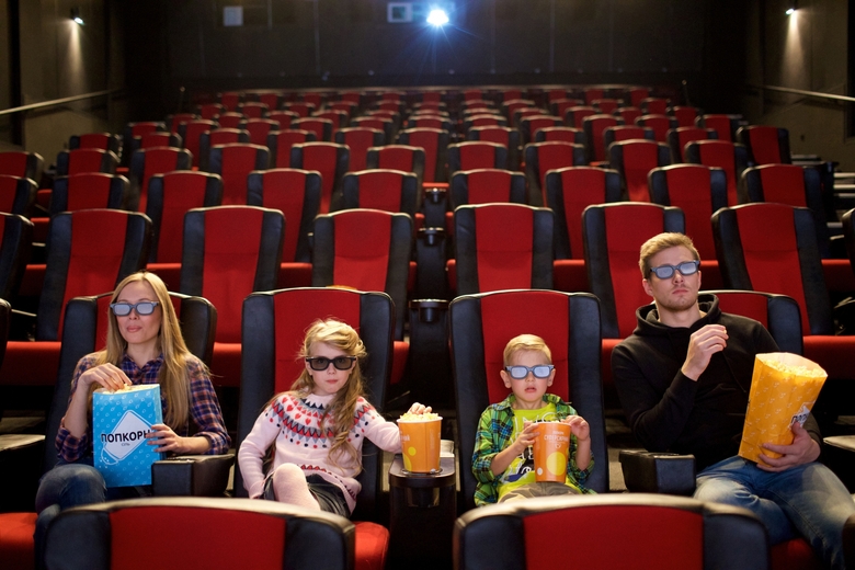 映画鑑賞しながらポップコーンを食べる